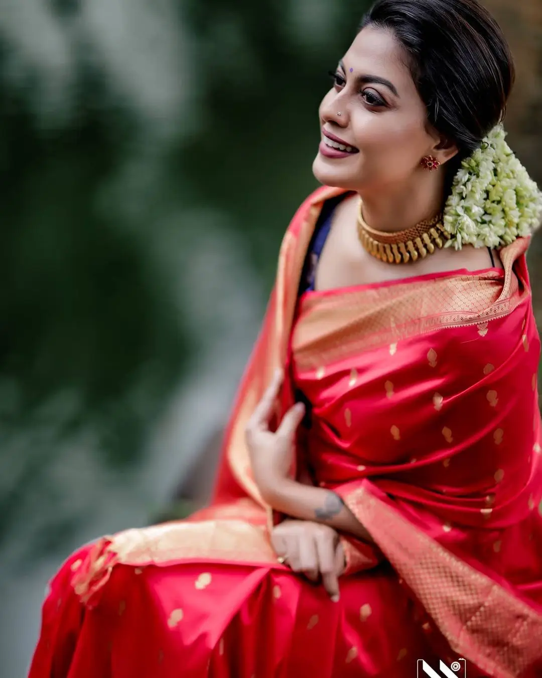 ANUSREE NAIR IN BEAUTIFUL EARRINGS JEWELLERY RED SAREE BLUE BLOUSE